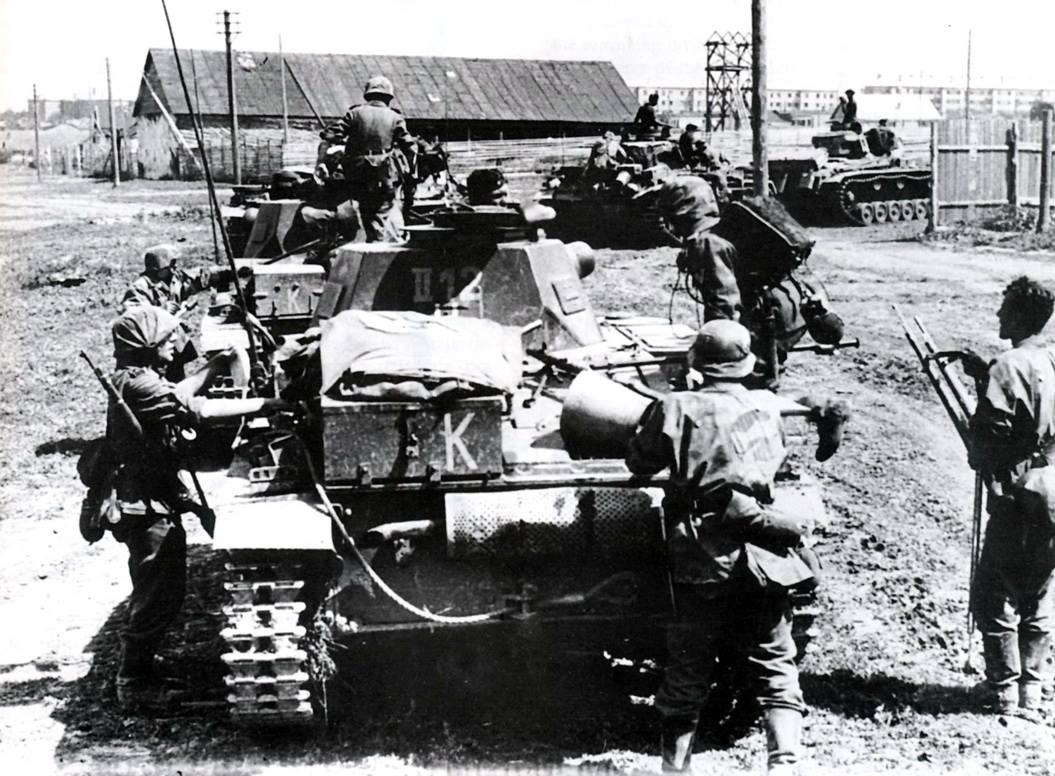Various Panzer models advancing towards the fighting from Panzer Group von Kliest (hence the large 'K' on the vehicles). This feature would also show up as 'G' for Guderian and other Panzer Groups (and later, Panzer Armies) would follow suite with their own letter or other symbols as identifiers.