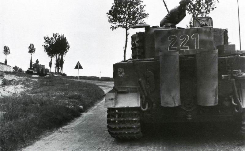 PzKpfw VI 'Tiger' I (H) Ausf. E Nr. 221 from the s.SS PzAbt 101. Notice that this vehicle had its tactical marking for the 101st s.SS PzAbt on the back (and potentially on the front). 